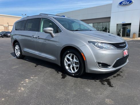Used 2017 Chrysler Pacifica Touring-L Plus w/ Tire & Wheel Group FWD image 8