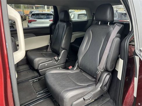 Certified 2024 Kia Carnival LX image 21