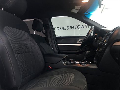 Used 2017 Ford Explorer XLT AWD/4WD image 9