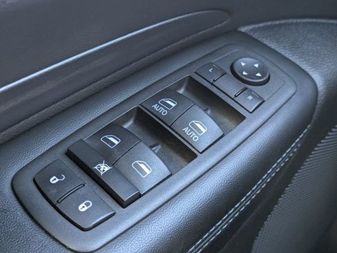 Used 2022 Dodge Durango SXT w/ Blacktop Package AWD/4WD image 22