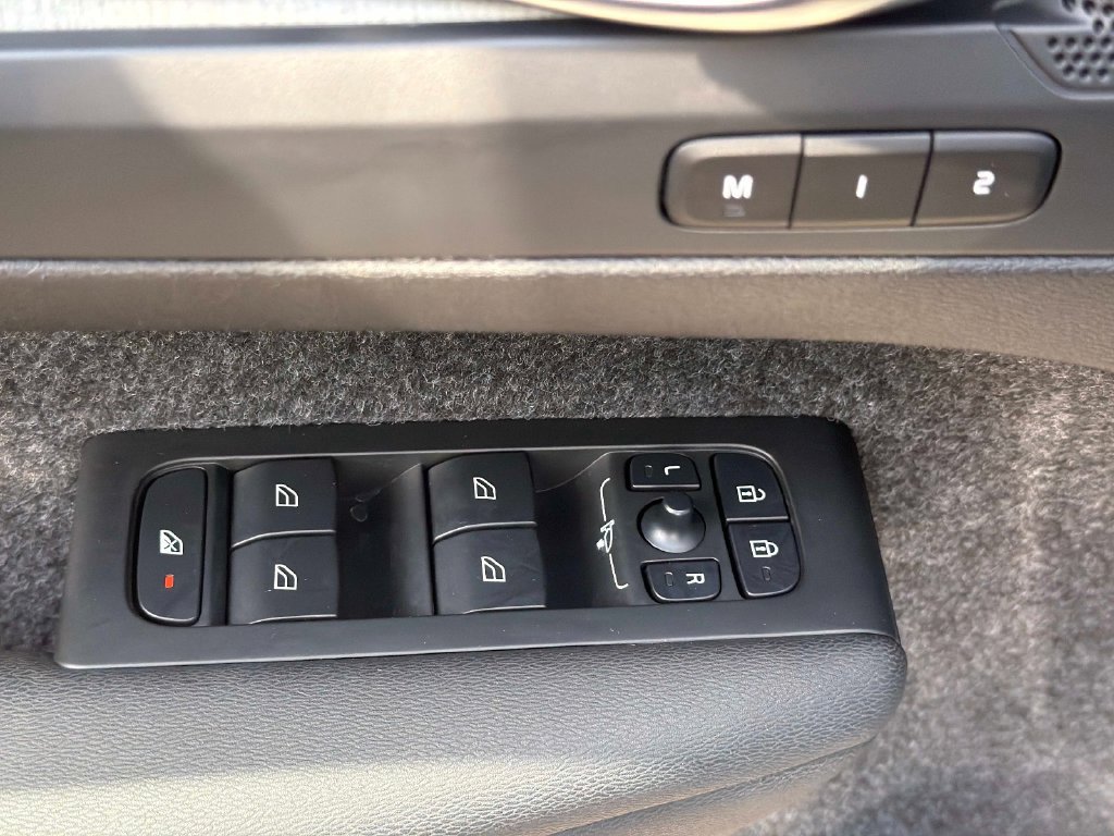 Used 2025 Volvo XC40 B5 Core AWD/4WD image 19