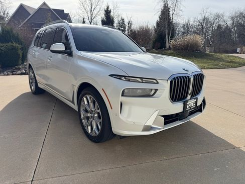 Used 2024 BMW X7 xDrive40i w/ Climate Comfort Package image 9
