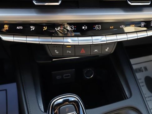 Used 2024 Cadillac XT4 Luxury w/ Cold Weather Package image 28