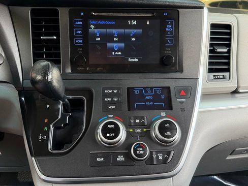 Used 2017 Toyota Sienna LE FWD image 29