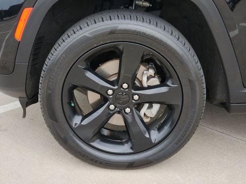 Used 2023 Jeep Grand Cherokee Altitude AWD/4WD image 13