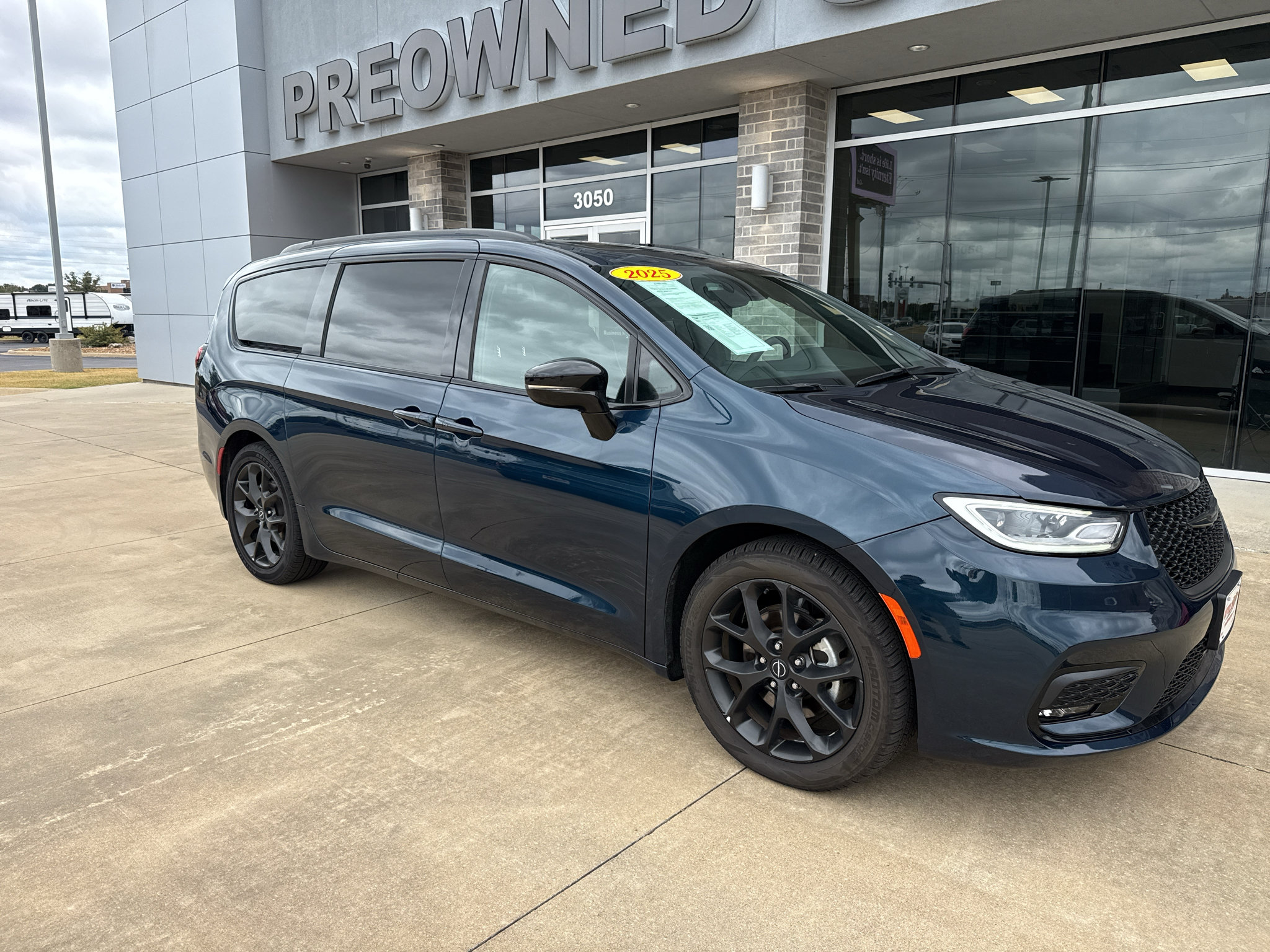 Used 2025 Chrysler Pacifica Limited FWD image 1