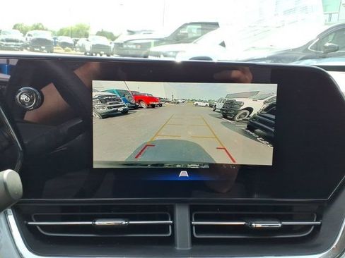 Used 2025 Chevrolet Trax LT FWD image 13