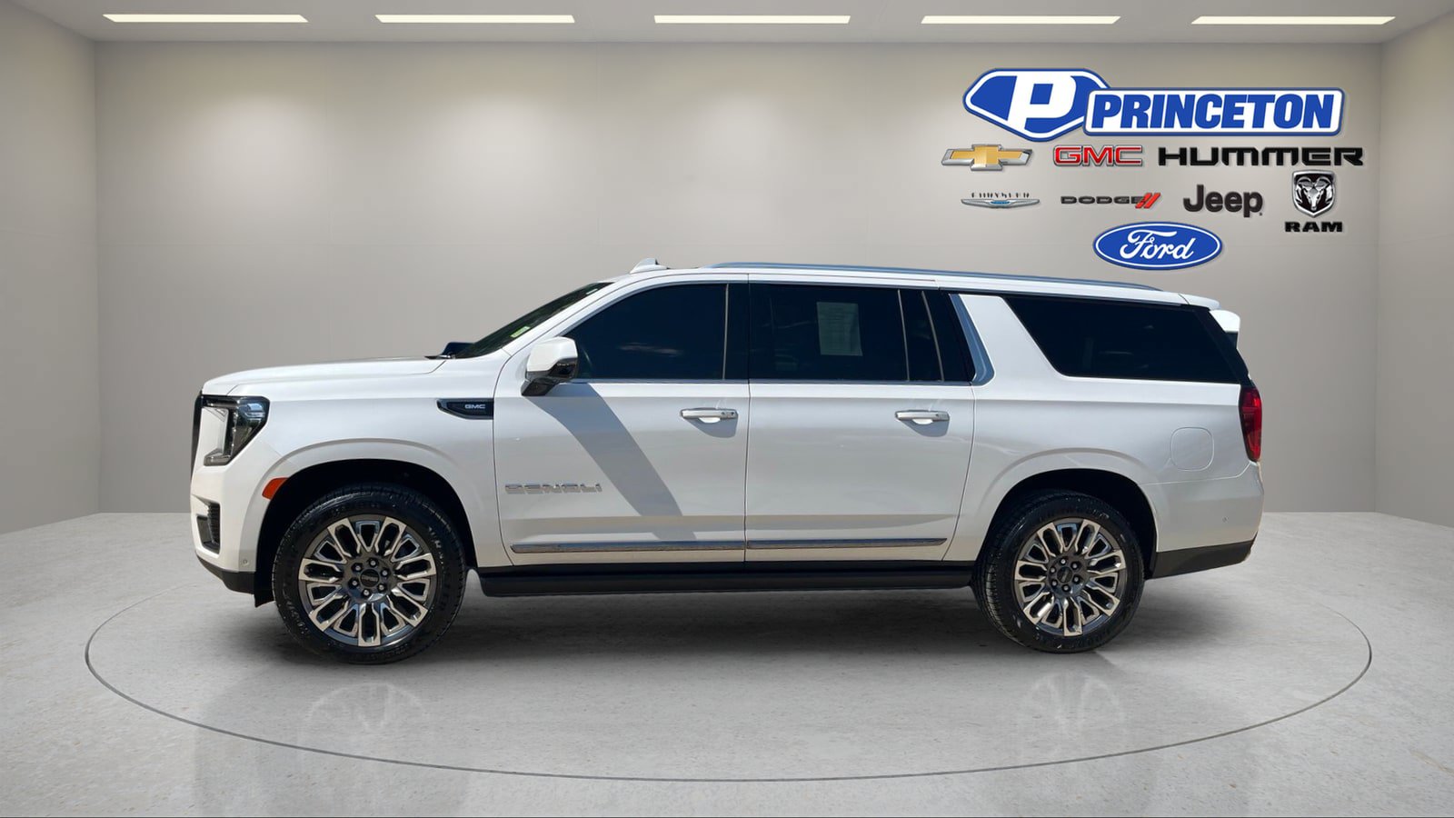 Used 2023 GMC Yukon XL Denali Ultimate w/ LPO, Floor Liner Package AWD/4WD image 4
