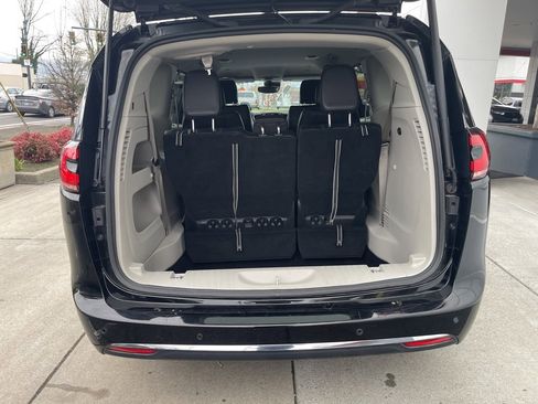 Used 2024 Chrysler Pacifica Touring-L image 43