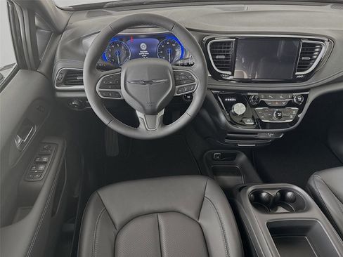 New 2026 Chrysler Pacifica Select image 24
