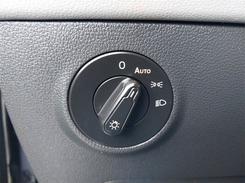 Used 2024 Volkswagen Taos SE w/ Black Wheel Package image 19