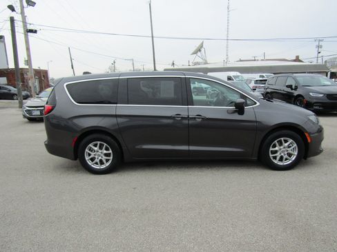 Used 2023 Chrysler Voyager LX FWD image 2