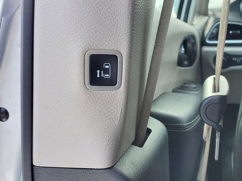 Used 2024 Chrysler Pacifica Touring-L FWD image 26