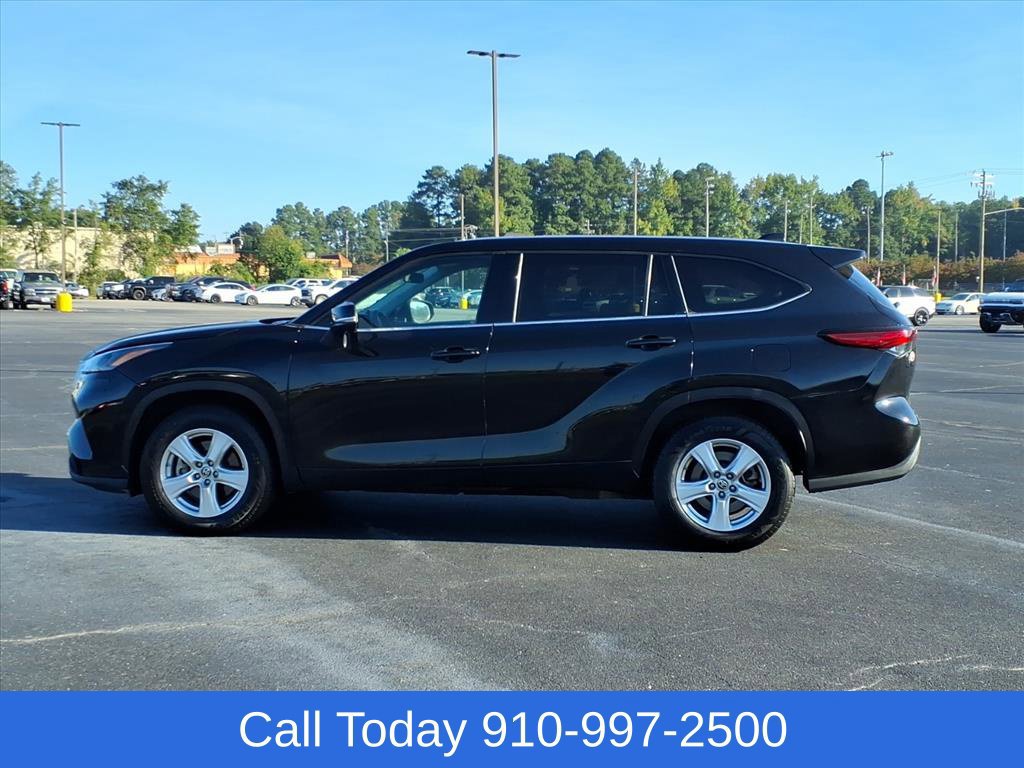 Used 2022 Toyota Highlander L FWD image 3