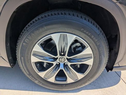 Used 2020 Toyota Highlander XLE image 10