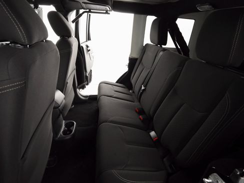 Used 2018 Jeep Wrangler Unlimited Sport image 29