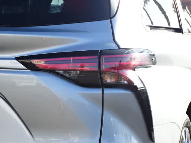 Used 2024 Toyota Sienna Platinum FWD image 11