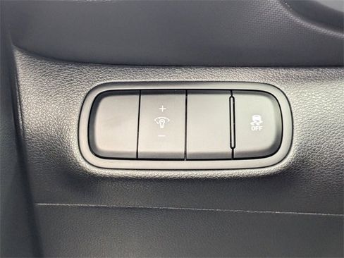 Used 2025 Hyundai Venue Limited image 18