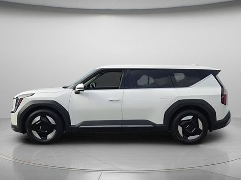 Used 2024 Kia EV9 Light Long Range RWD image 3