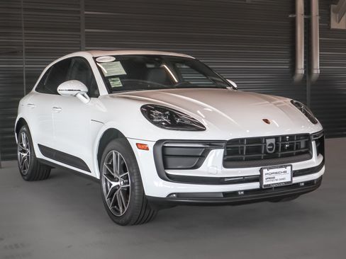 Certified 2026 Porsche Macan AWD/4WD image 7