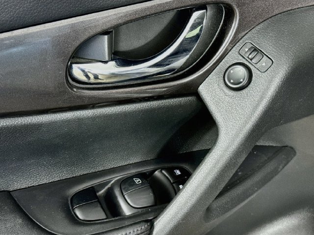 Used 2019 Nissan Rogue S w/ Special Edition Package FWD image 20