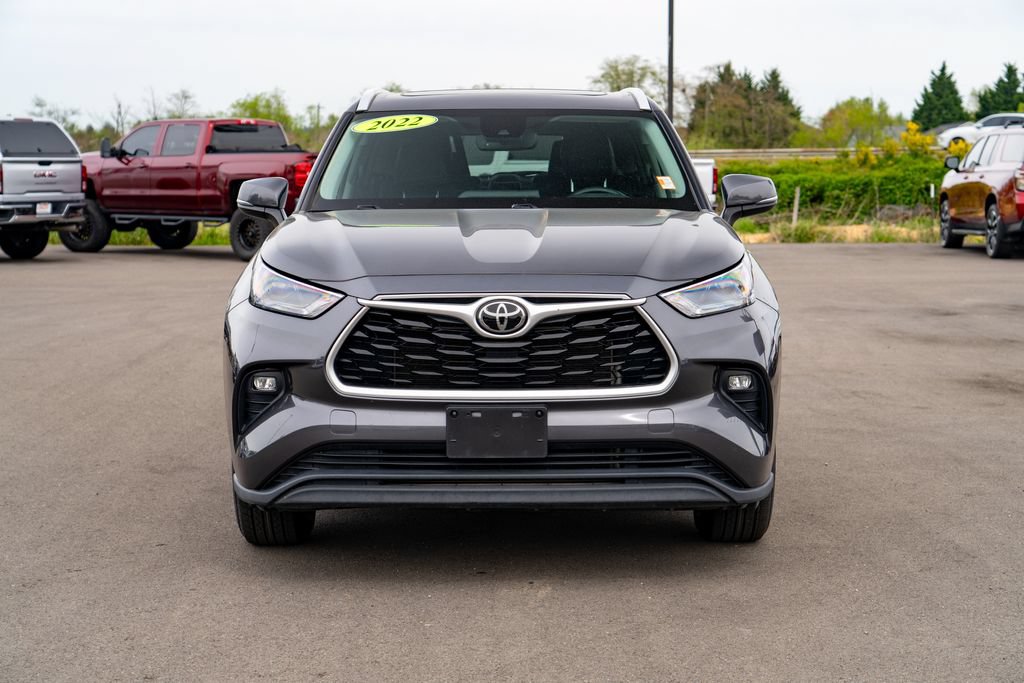 Used 2022 Toyota Highlander XLE AWD/4WD image 3