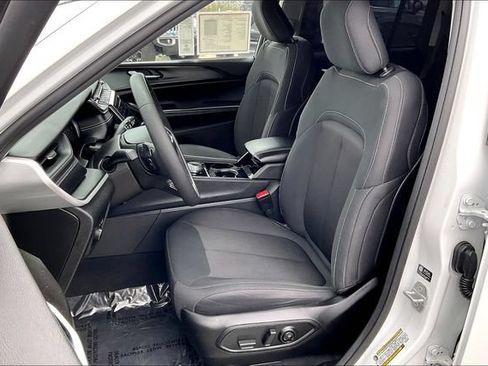 Used 2023 Jeep Grand Cherokee Laredo AWD/4WD image 24
