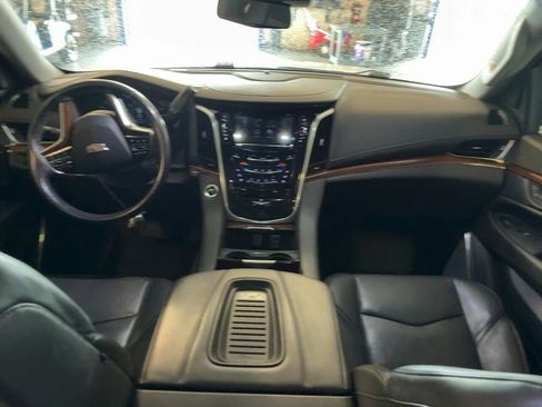 Used 2019 Cadillac Escalade ESV Premium Luxury image 9