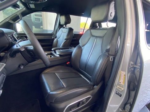 Used 2024 Jeep Wagoneer Series II w/ Flexible Seating Group image 15