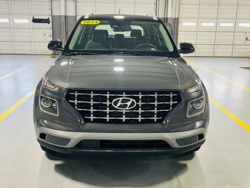 Used 2024 Hyundai Venue Limited FWD image 14