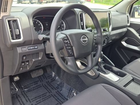 Used 2025 Nissan Frontier SV AWD/4WD image 18