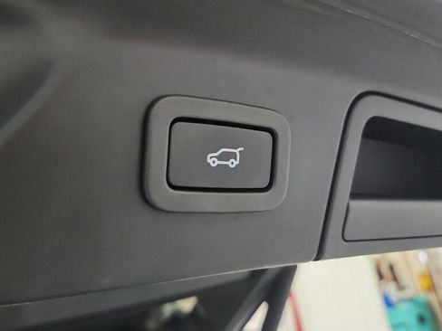 Used 2019 Land Rover Range Rover Velar S AWD/4WD image 36
