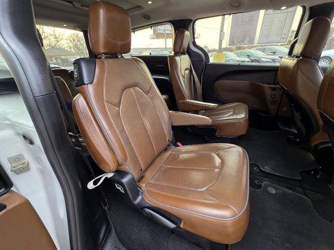 Used 2019 Chrysler Pacifica Limited w/ Advanced Safetytec Group image 29
