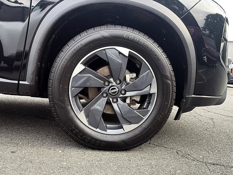 Certified 2025 Nissan Rogue SV FWD image 12