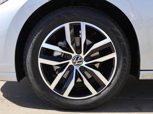 Used 2025 Volkswagen Jetta SE FWD image 6