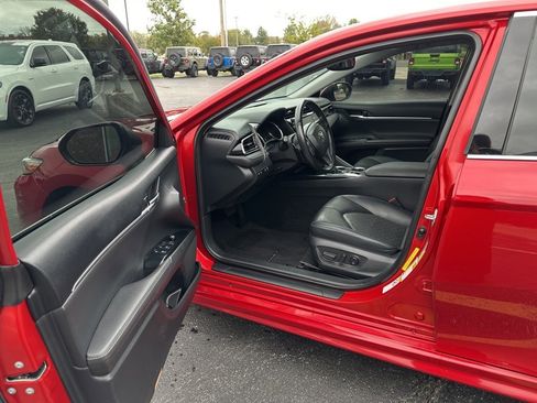 Used 2019 Toyota Camry XSE image 7