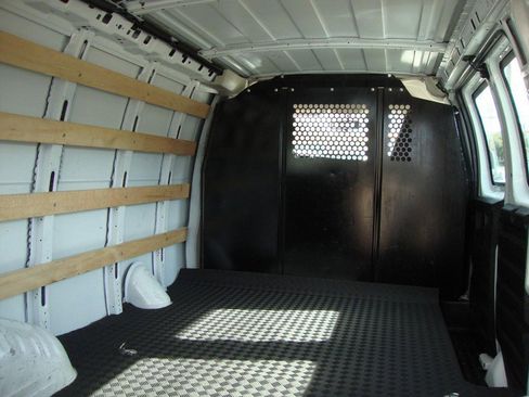 Used 2023 GMC Savana 2500 w/ Driver Convenience Package image 4