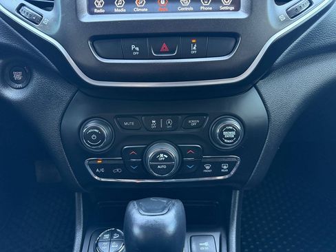 Used 2021 Jeep Cherokee Trailhawk AWD/4WD image 33