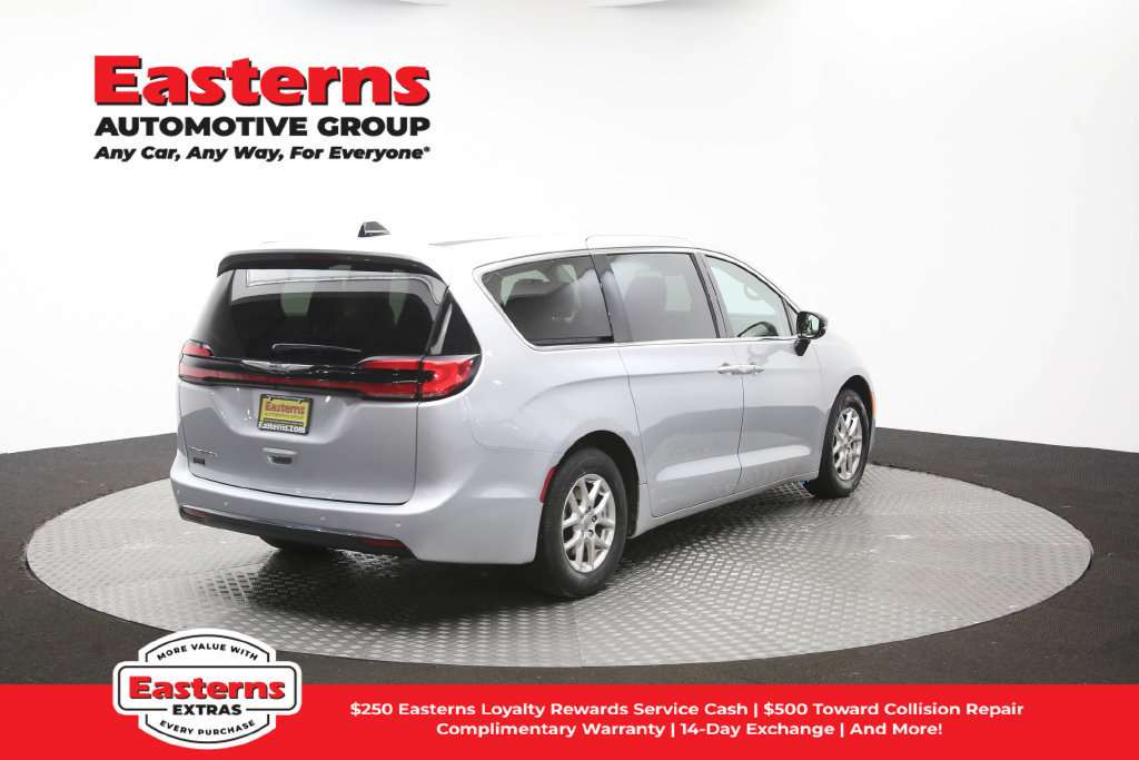 Used 2024 Chrysler Pacifica Touring-L FWD image 40