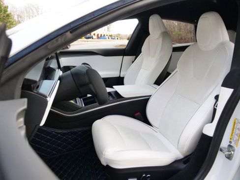 Used 2021 Tesla Model S Plaid image 3