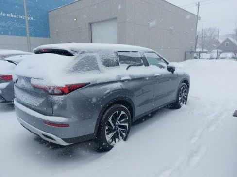 Used 2024 Mitsubishi Outlander SE image 2