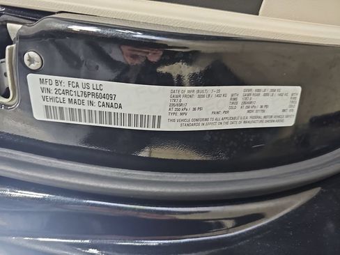 Used 2023 Chrysler Pacifica Touring-L FWD image 42
