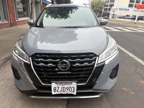 Used 2021 Nissan Kicks SV FWD image 3
