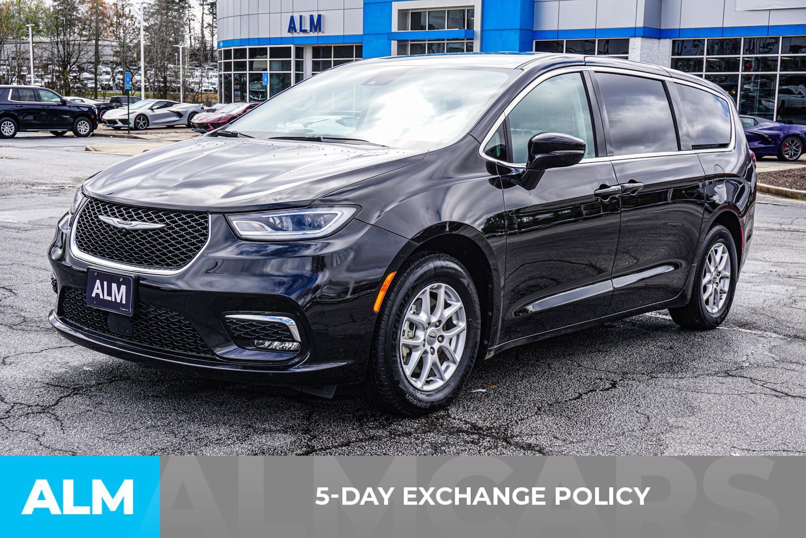 Used 2024 Chrysler Pacifica Touring-L FWD image 4