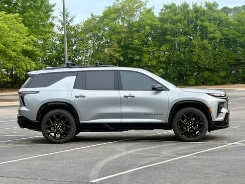 Used 2026 Chevrolet Traverse RS FWD image 9