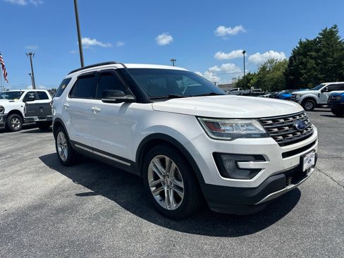 Used 2017 Ford Explorer XLT w/ Equipment Group 202A FWD image 2