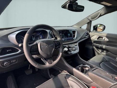 Used 2025 Chrysler Pacifica Limited FWD image 11
