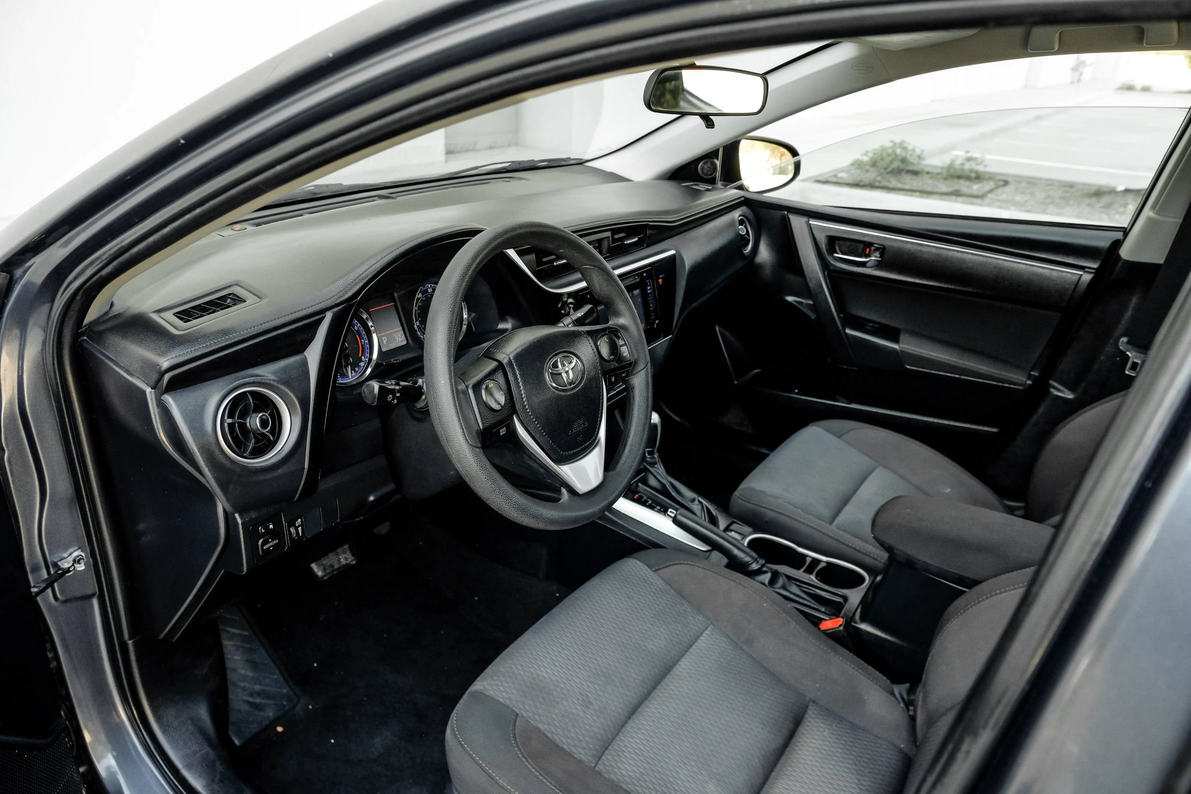 Used 2018 Toyota Corolla LE FWD image 3
