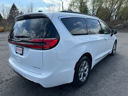 Certified 2023 Chrysler Pacifica Limited FWD image 15