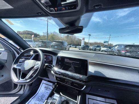 Used 2024 Volkswagen Atlas Cross Sport SE image 10